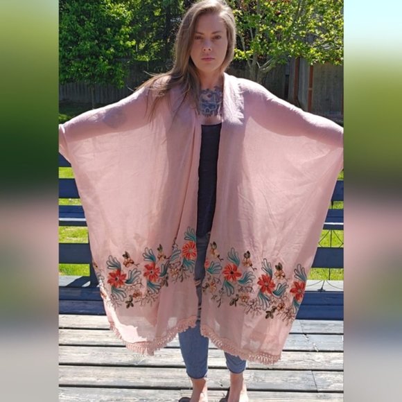 Monday Muse Handmade Embroidery Kimono Ruana Made in Canada - Picture 4 of 7